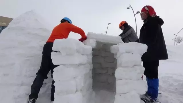 Dağcılar, İglo Oluşturup Geceyi Geçirdi Dağcılar, İglo Oluşturup Geceyi Geçirdi
