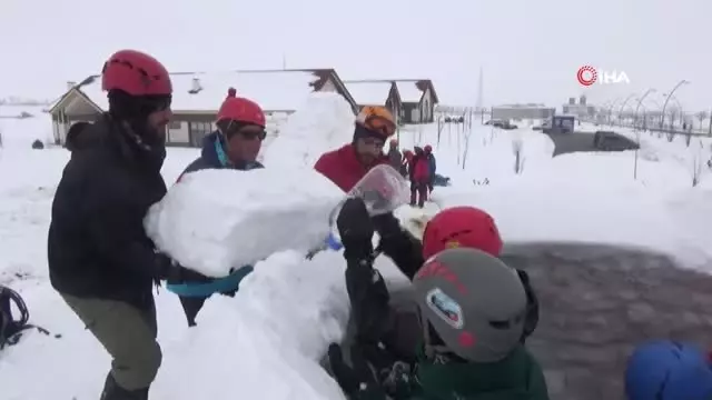 Dağcılar, İglo Oluşturup Geceyi Geçirdi Dağcılar, İglo Oluşturup Geceyi Geçirdi
