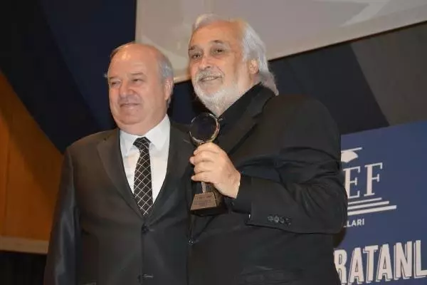 Eğitimde Onur Ödülü' Fahamettin Akıngüç'ün Oldu Eğitimde Onur Ödülü' Fahamettin Akıngüç'ün Oldu