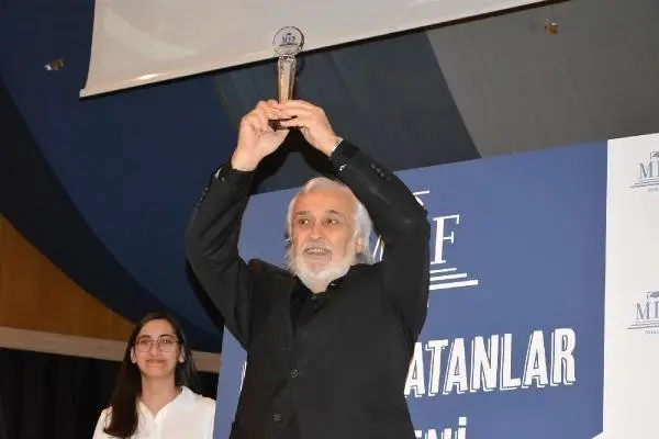 Eğitimde Onur Ödülü' Fahamettin Akıngüç'ün Oldu Eğitimde Onur Ödülü' Fahamettin Akıngüç'ün Oldu