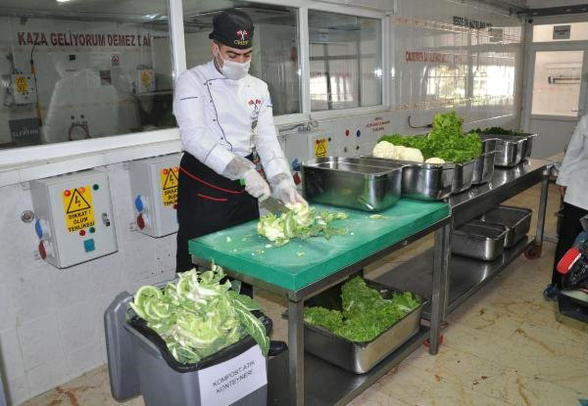 Kışladaki Ağaçlara Kompost Gübre ile Can Verdiler