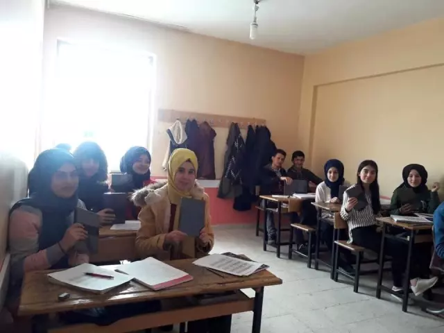 Lise Öğrencilerine Ajanda Hediye Edildi