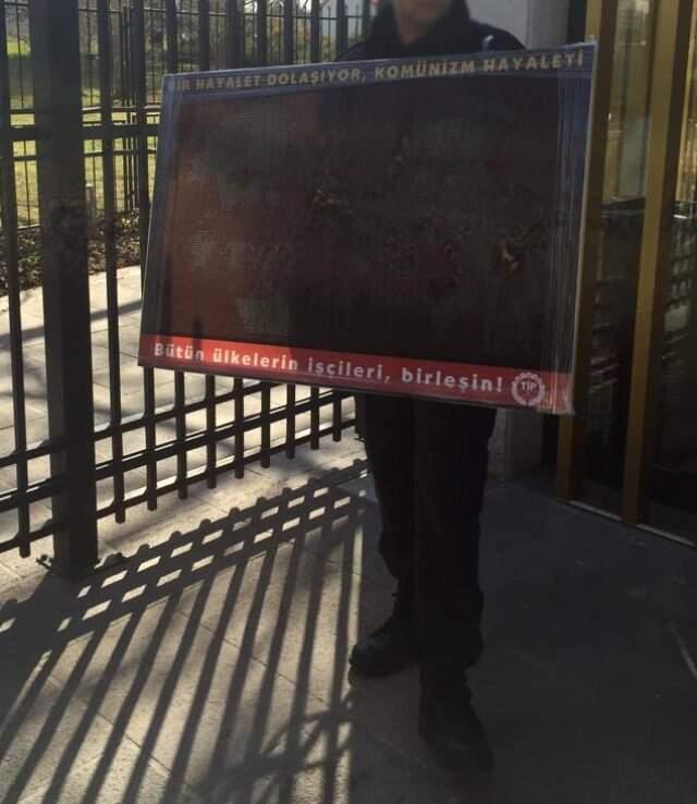 Milletvekili Erkan Baş'a Gönderilen Karl Marx Tablosu Meclis'te Panik Yarattı