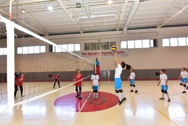 Osmaniye'de Voleybol Birinciliği Sona Erdi Osmaniye'de Voleybol Birinciliği Sona Erdi