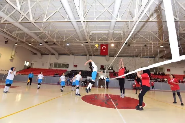 Osmaniye'de Voleybol Birinciliği Sona Erdi Osmaniye'de Voleybol Birinciliği Sona Erdi