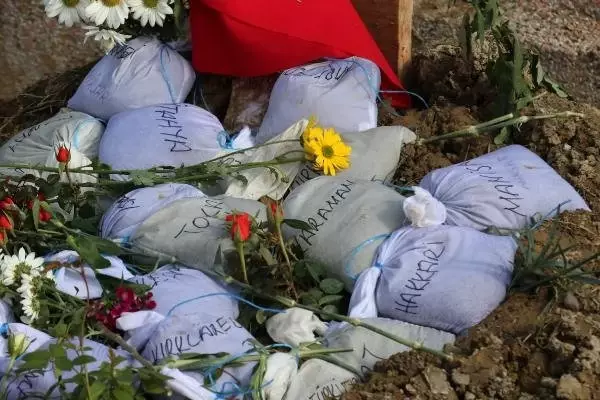 Ozan Arif'in Kabrine Türkiye'nin Dört Bir Yanından Getirilen Topraklar Bırakıldı