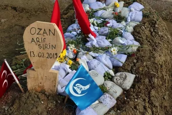 Ozan Arif'in Kabrine Türkiye'nin Dört Bir Yanından Getirilen Topraklar Bırakıldı