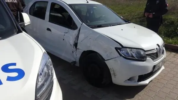 DarÄ±ca ilÃ§esinde, polisin 'dur' ihtarÄ±na uymayan ÅÃ¼phelilerin bulunduÄu otomobil, karÅÄ± yÃ¶nden gelen otomobile Ã§arptÄ±. Polis havaya uyarÄ± ateÅi aÃ§arak, araÃ§tan inerek kaÃ§maya Ã§alÄ±Åan 4 ÅÃ¼pheliden 3'Ã¼nÃ¼ yakaladÄ±. ile ilgili gÃ¶rsel sonucu