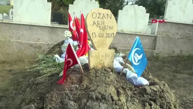 Samsun Ozan Arif'in Mezarına Türkiye'nin Dört Bir Yanından Toprak Bırakıldı