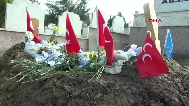 Samsun Ozan Arif'in Mezarına Türkiye'nin Dört Bir Yanından Toprak Bırakıldı