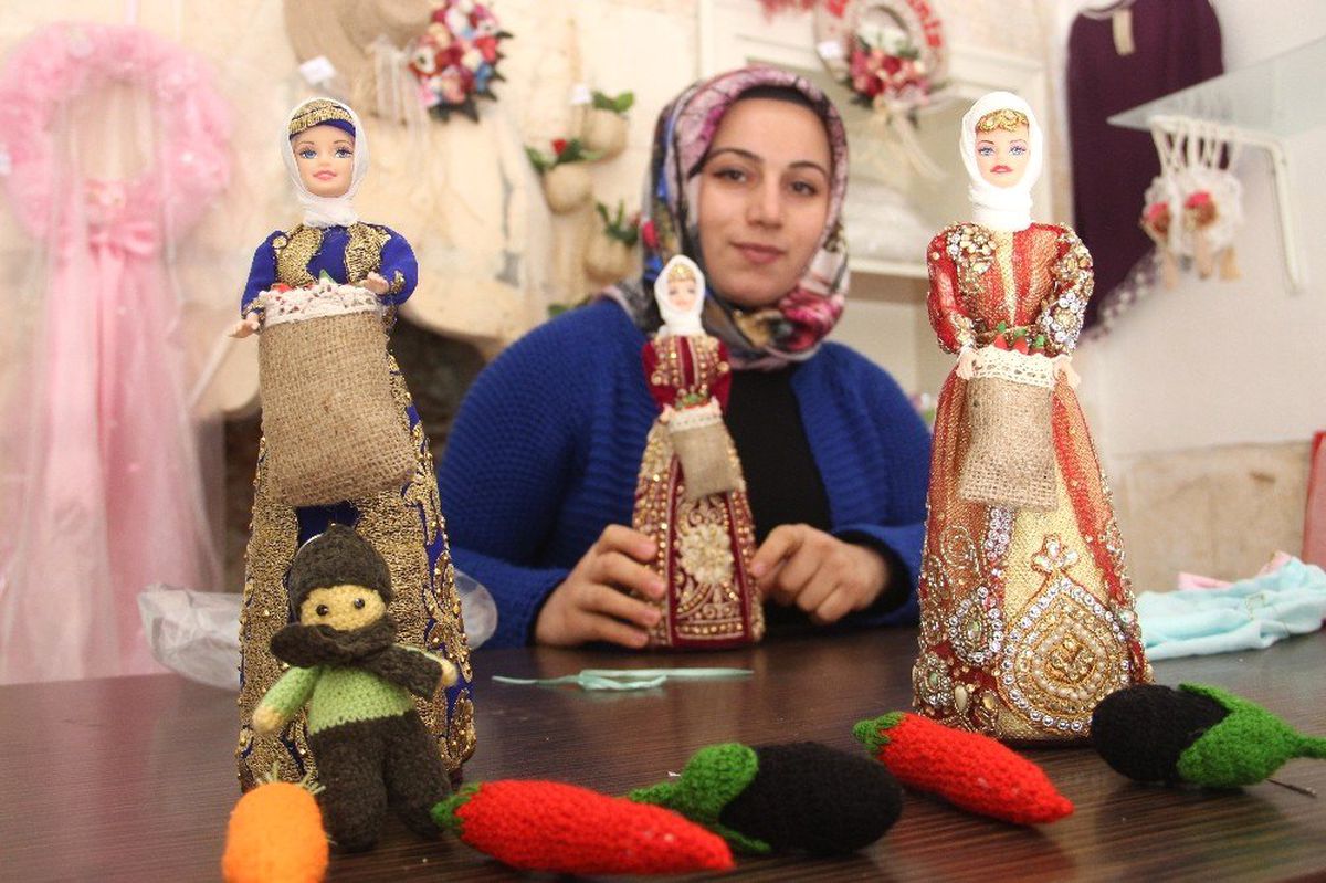 Şanlıurfa'da İsot Toplayan Oyuncak Bebekler Yapılıyor