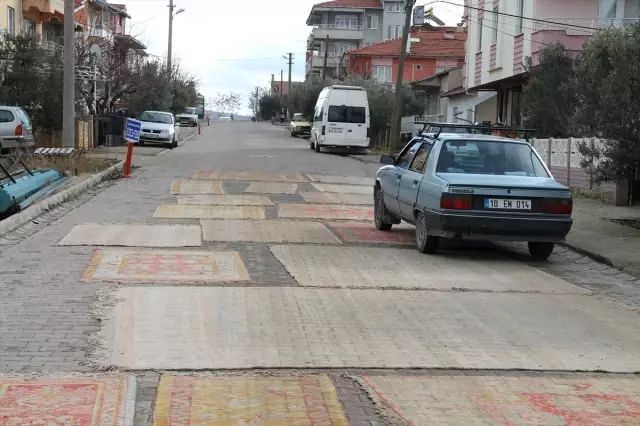 Sokağa Serilen Halılar, Ne Kadar Çok Eskirse O Kadar Çok Değer Kazanıyor