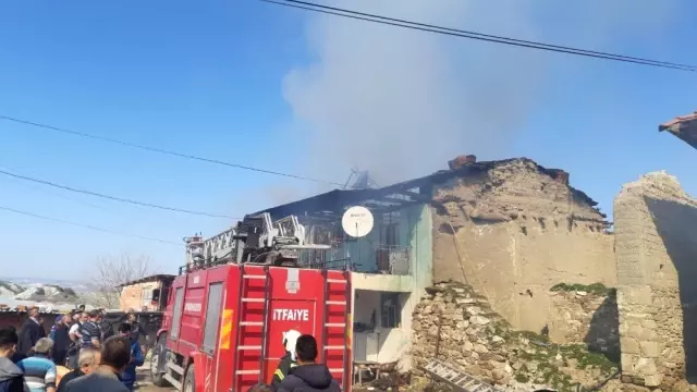 Yangın Bir Evi Kullanılmaz Hale Getirdi Yangın Bir Evi Kullanılmaz Hale Getirdi
