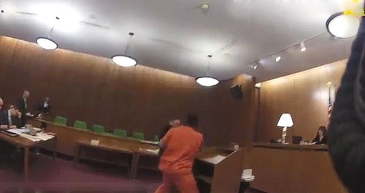 47 Yıl Ceza Aldığını Öğrenen Mahkum, Avukatını Yumrukladı