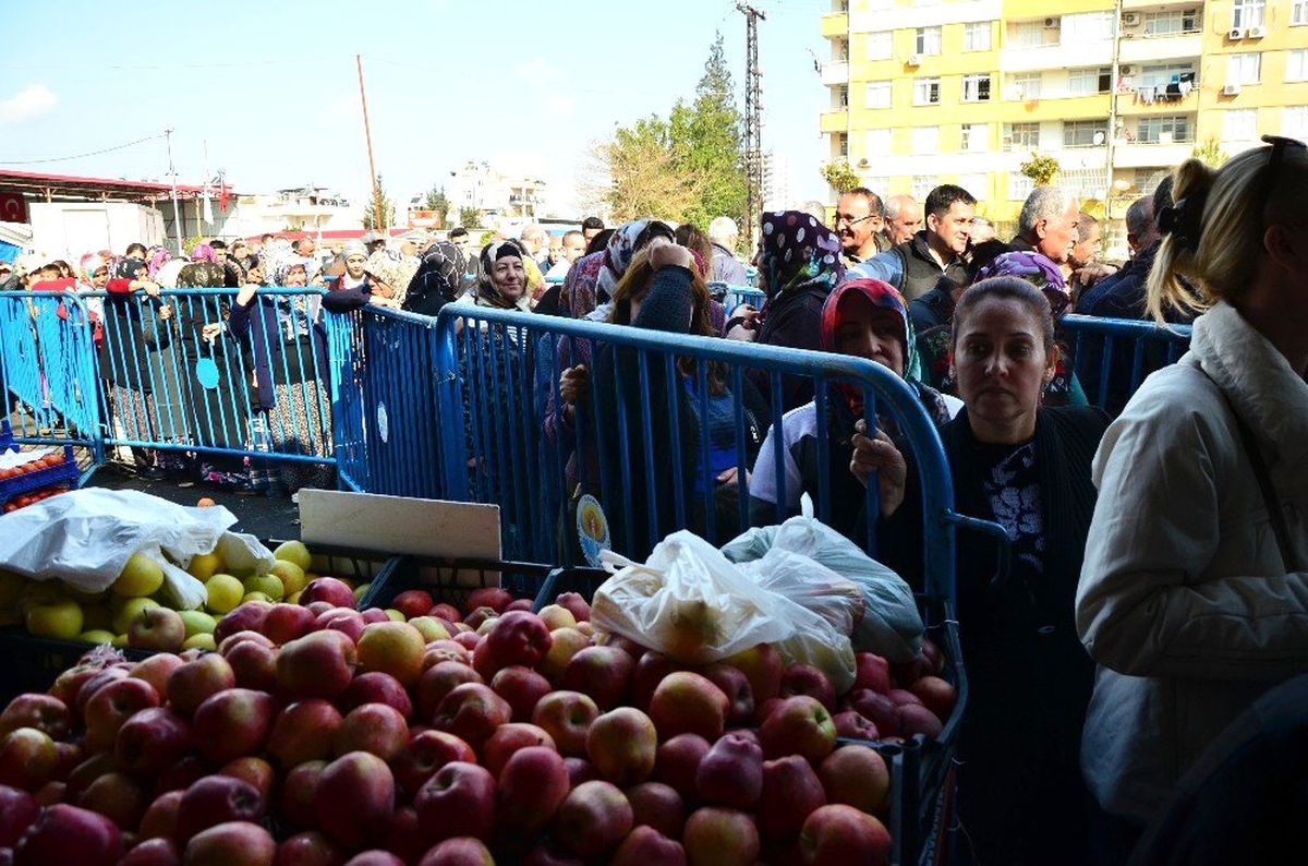 Adana'da Ucuz Meyve ve Sebze Kuyruğu - Ekonomi