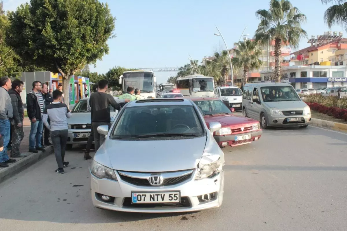 Antalya'da 5 Araçlı Zincirleme Kaza: 1 Yaya Yaralı