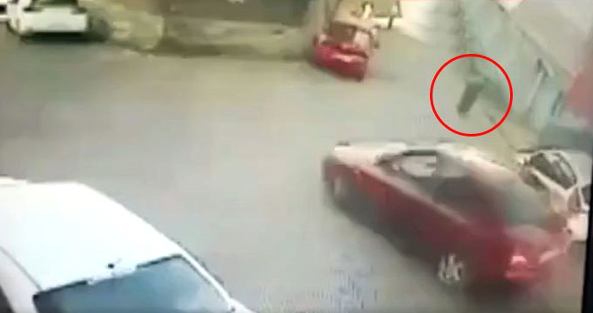 İstanbul Üsküdar'da Korkunç Kaza: Otomobil ile Duvar Arasında Sıkıştı