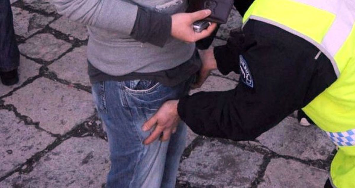 Sokakta Üst Araması Yapan 2 Polis, Hırsızlıktan Tutuklandı