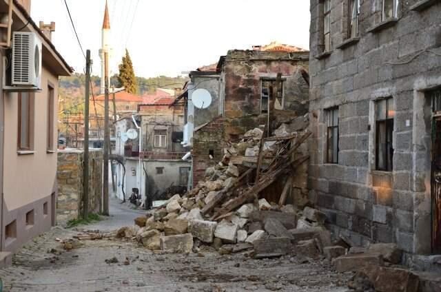 Son Dakika! Bakan Deprem Bilançosunu Açıkladı: 85 Konut, 5 Ahır, 1 Okul ve 2 Cami Hasar Gördü