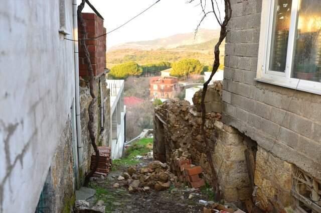 Son Dakika! Bakan Deprem Bilançosunu Açıkladı: 85 Konut, 5 Ahır, 1 Okul ve 2 Cami Hasar Gördü
