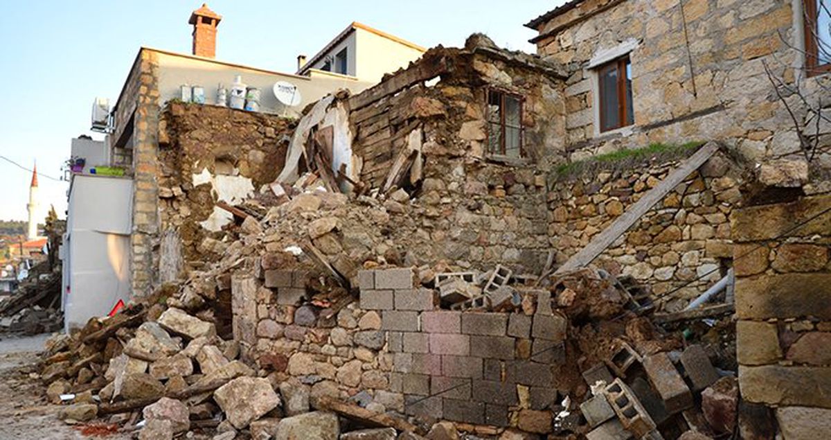 Bakan Deprem Bilançosunu Açıkladı: 85 Konut, 5 Ahır, 1 Okul ve 2 Cami Hasar Gördü