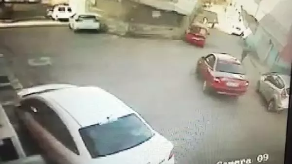 Üsküdar'da Korkunç Kaza: Otomobil ile Duvar Arasında Sıkıştı