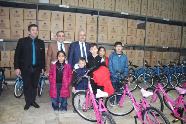 Afyonkarahisar'da 100 Çocuk Bisiklet Sahibi Oldu Afyonkarahisar'da 100 Çocuk Bisiklet Sahibi Oldu