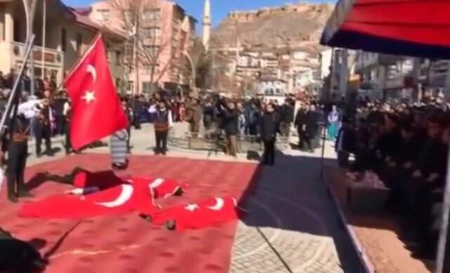 Bayburt'ta İstiklal Marşı Okunurken Protokolün Ayağa Kalkmaması Tepki Çekti