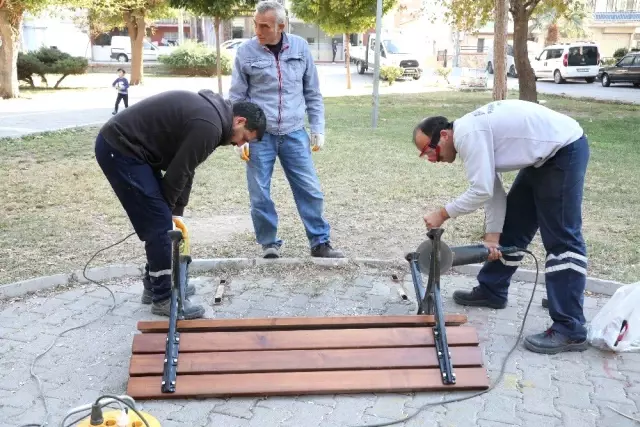 Bayraklı'nın Parklarına Yeni Oturma Grupları Bayraklı'nın Parklarına Yeni Oturma Grupları