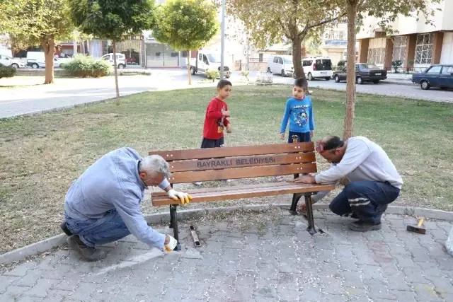 Bayraklı'nın Parklarına Yeni Oturma Grupları Bayraklı'nın Parklarına Yeni Oturma Grupları