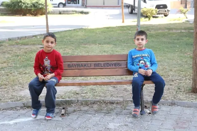 Bayraklı'nın Parklarına Yeni Oturma Grupları Bayraklı'nın Parklarına Yeni Oturma Grupları