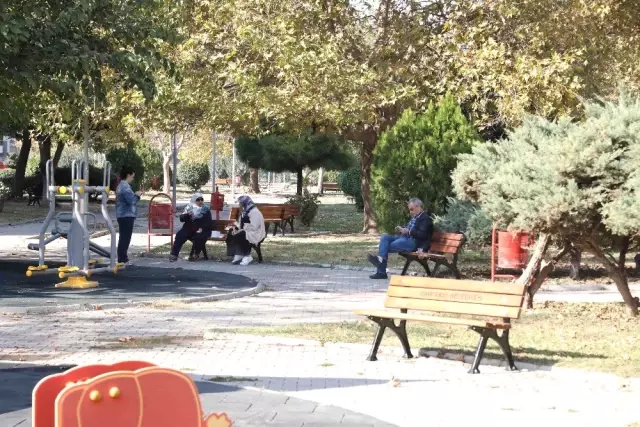 Bayraklı'nın Parklarına Yeni Oturma Grupları Bayraklı'nın Parklarına Yeni Oturma Grupları