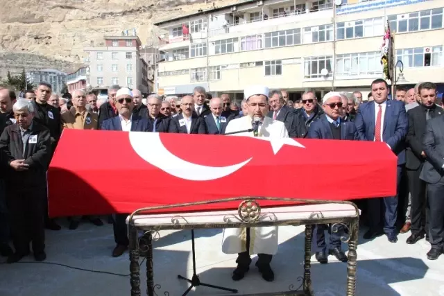 Eski Bakan Fikret Ünlü, Karaman'da Toprağa Verildi Eski Bakan Fikret Ünlü, Karaman'da Toprağa Verildi