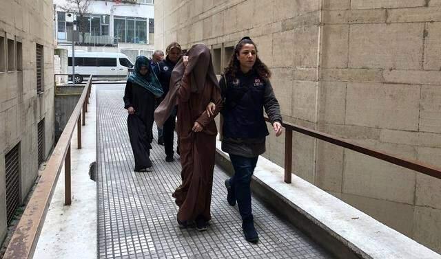 Kırmızı Bültenle Aranan DEAŞ'lı 2 Kadın Terörist Adliyeye Sevk Edilirken Görüntülendi