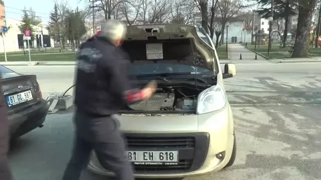 Motora Sıkışan Yavru Kediyi Sahiplendi - Düzce