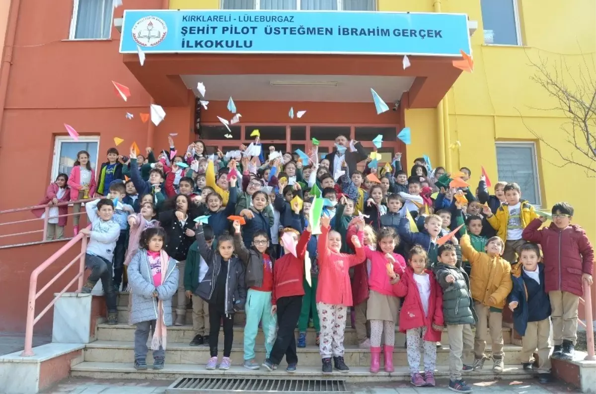 Şehit Pilotu Kağıttan Uçakla Andılar