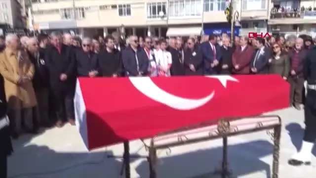 Spor Eski Bakan Fikret Ünlü'yü Son Yolculuğuna 5 Bin Kişi Uğurladı Spor Eski Bakan Fikret Ünlü'yü Son Yolculuğuna 5 Bin Kişi Uğurladı