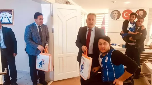 Vali Memiş ve Taşkesenligil'e Forma Vali Memiş ve Taşkesenligil'e Forma