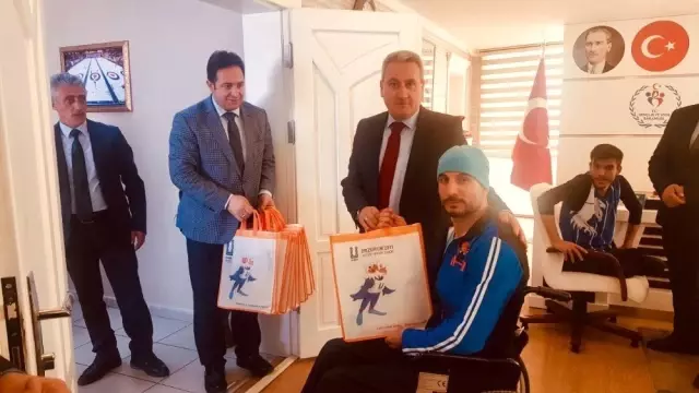 Vali Memiş ve Taşkesenligil'e Forma Vali Memiş ve Taşkesenligil'e Forma