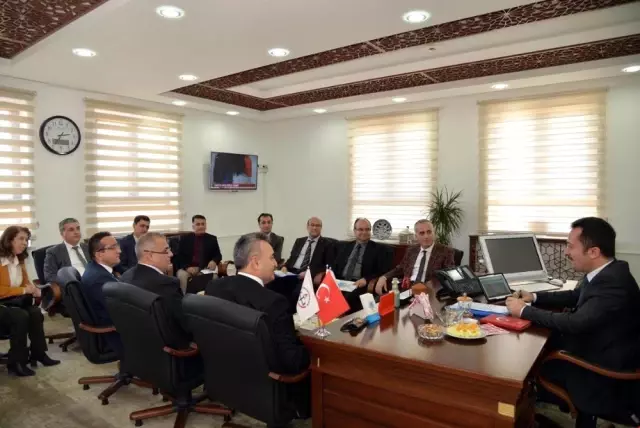 Vali Şentürk'ten Milli Eğitim Müdürlüğüne Ziyaret Vali Şentürk'ten Milli Eğitim Müdürlüğüne Ziyaret