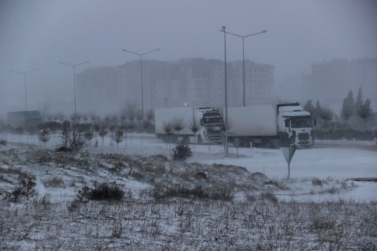 Çanakkale'de Tipi ve Fırtına Karayolu Ulaşımını da Etkiliyor