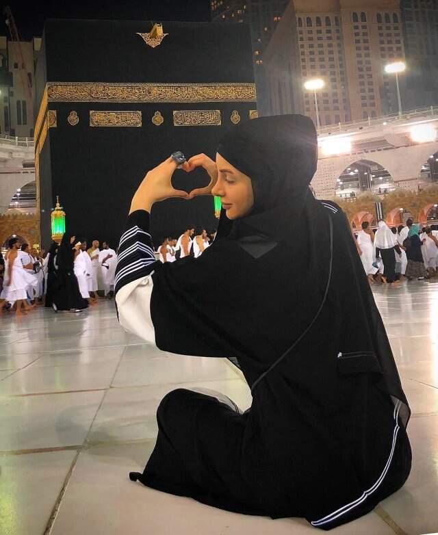 İkinci Kez Umreye Giden Şarkıcı Aleyna Dalveren, Hediye Gelen İçkiyi Kanalizasyona Döktü