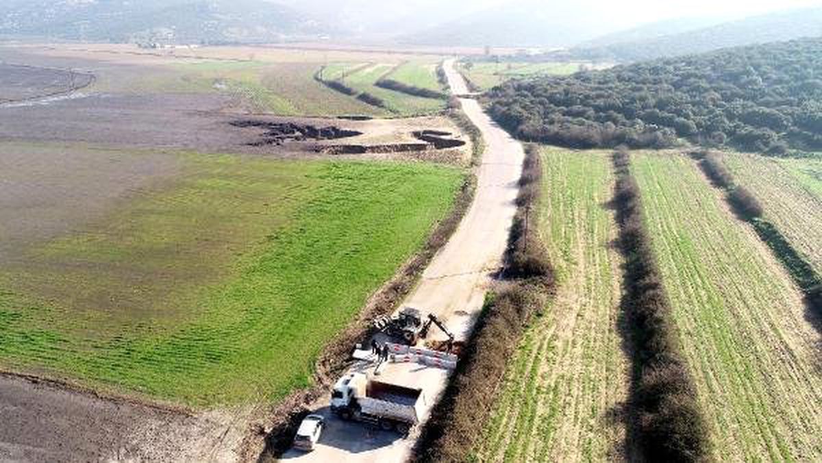 İzmir'de Vatandaşlar Düdenlerin Oluştuğu Bölgeye Akın Edince Yol Trafiğe Kapatıldı
