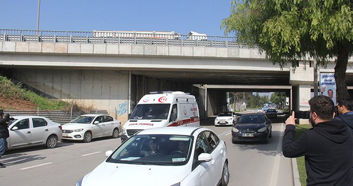 Liseli Kızlar El Ele Tutuşup Otoyol Köprüsünden Ölüme Atladı