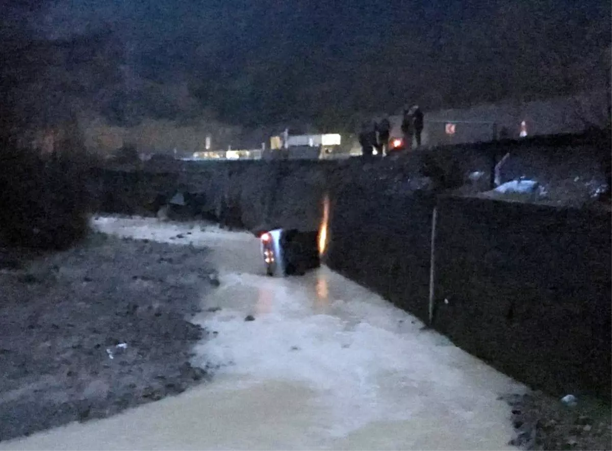Otomobil 10 Metreden Dere Yatağına Uçtu: 3 Yaralı
