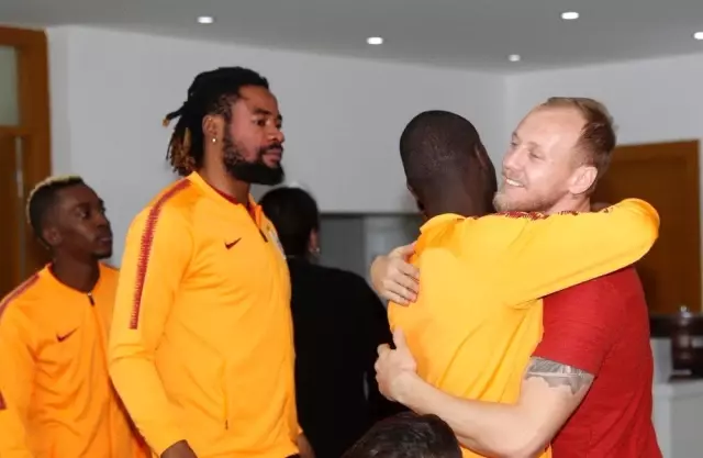 28 Yaşına Giren Semih Kaya'nın Doğum Günü Kutlandı 28 Yaşına Giren Semih Kaya'nın Doğum Günü Kutlandı
