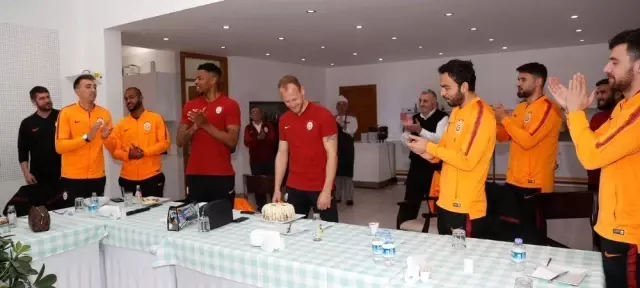 28 Yaşına Giren Semih Kaya'nın Doğum Günü Kutlandı 28 Yaşına Giren Semih Kaya'nın Doğum Günü Kutlandı