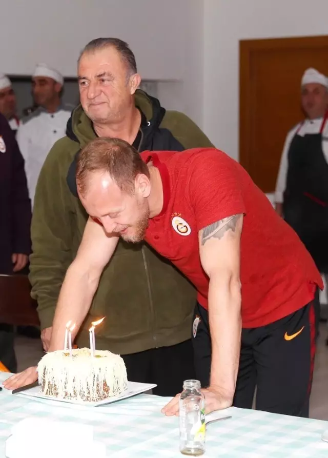 28 Yaşına Giren Semih Kaya'nın Doğum Günü Kutlandı 28 Yaşına Giren Semih Kaya'nın Doğum Günü Kutlandı