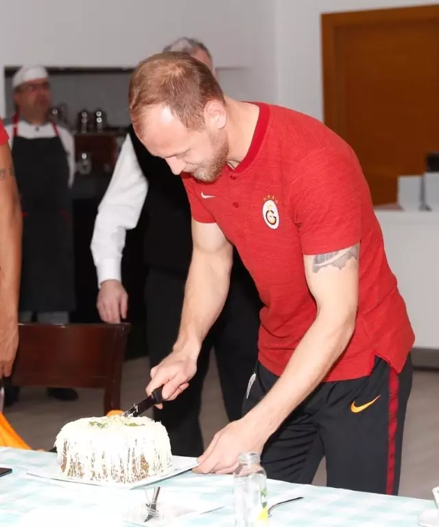 28 Yaşına Giren Semih Kaya'nın Doğum Günü Kutlandı 28 Yaşına Giren Semih Kaya'nın Doğum Günü Kutlandı