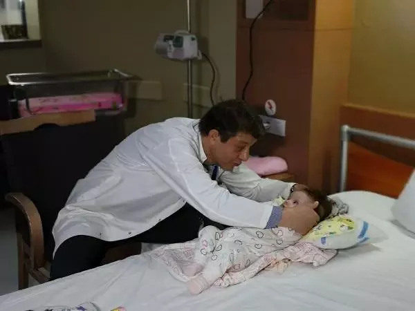 4 Aylık Bebekten 'Böbrek' Büyüklüğünde Tümör Çıktı 4 Aylık Bebekten 'Böbrek' Büyüklüğünde Tümör Çıktı